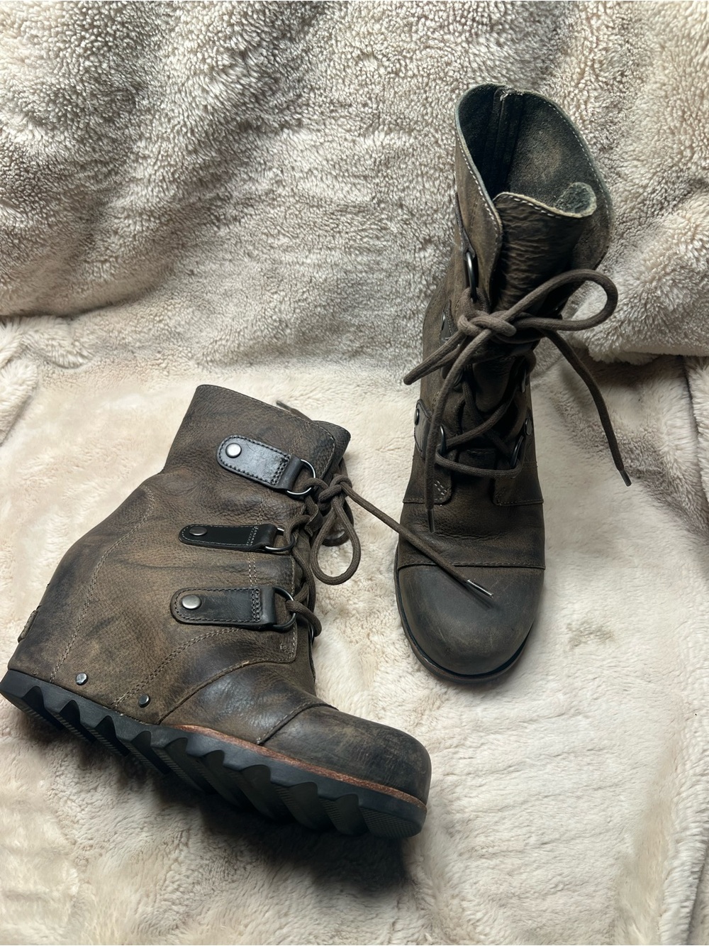 Sorel Joan of Arctic Wedge Mid boots size 6.5
